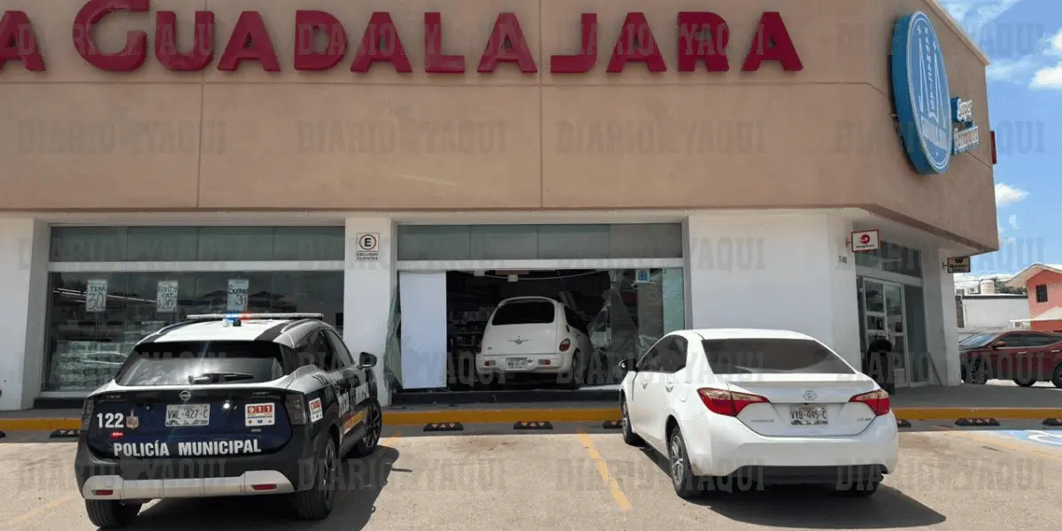 Se mete a Farmacia Guadalajara con todo y vehículo