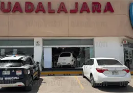Se mete a Farmacia Guadalajara con todo y vehículo