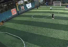 VIDEO | Toro interrumpe partido de futbol y los jugadores huyen de la cancha