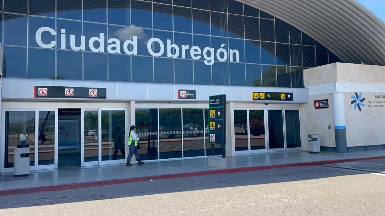 El aeropuerto de la localidad atiende a las comunidades del sur de Sonora y conecta a la región con diferentes destinos del país FOTO: Francisco Minjares