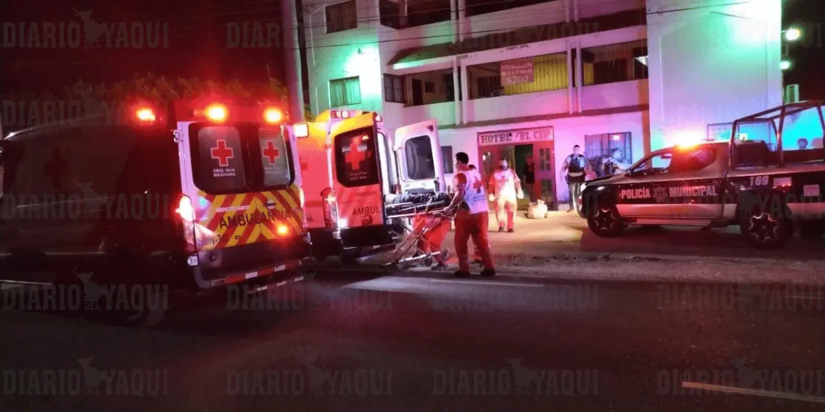 Paramédicos de Cruz Roja llevaron al hombre herido al hospital, mientras que la mujer fue trasladada en una patrullaFoto: Cortesía