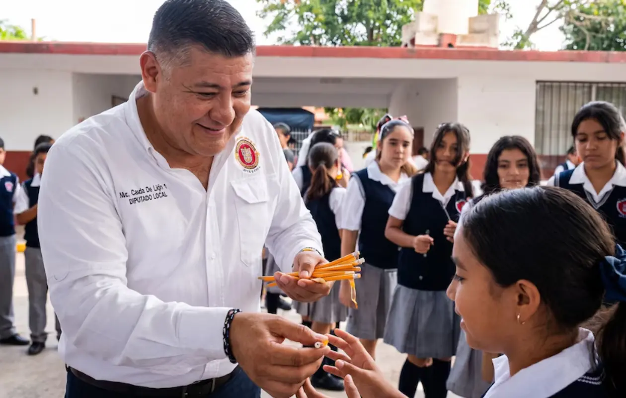 Diputado de Morena visita escuela y presume entrega de dos lápices por estudiante