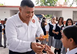 Diputado de Morena visita escuela y presume entrega de dos lápices por estudiante