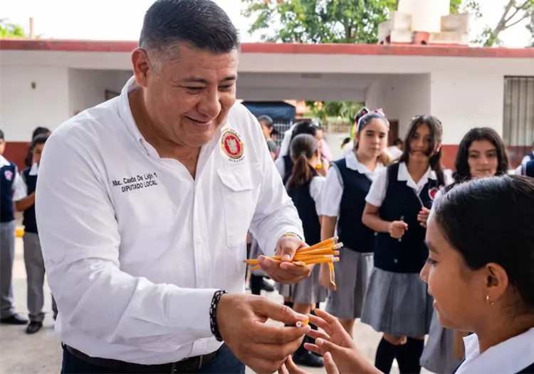 Diputado de Morena visita escuela y presume entrega de dos lápices por estudiante