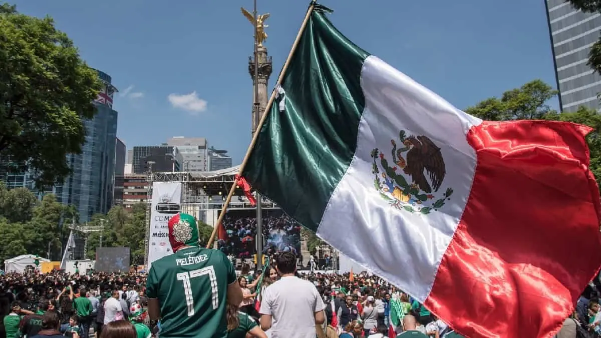 Aficionados festejando durante el evento deportivo en el Ángel de la Independencia (Créditos: Chilango.com)