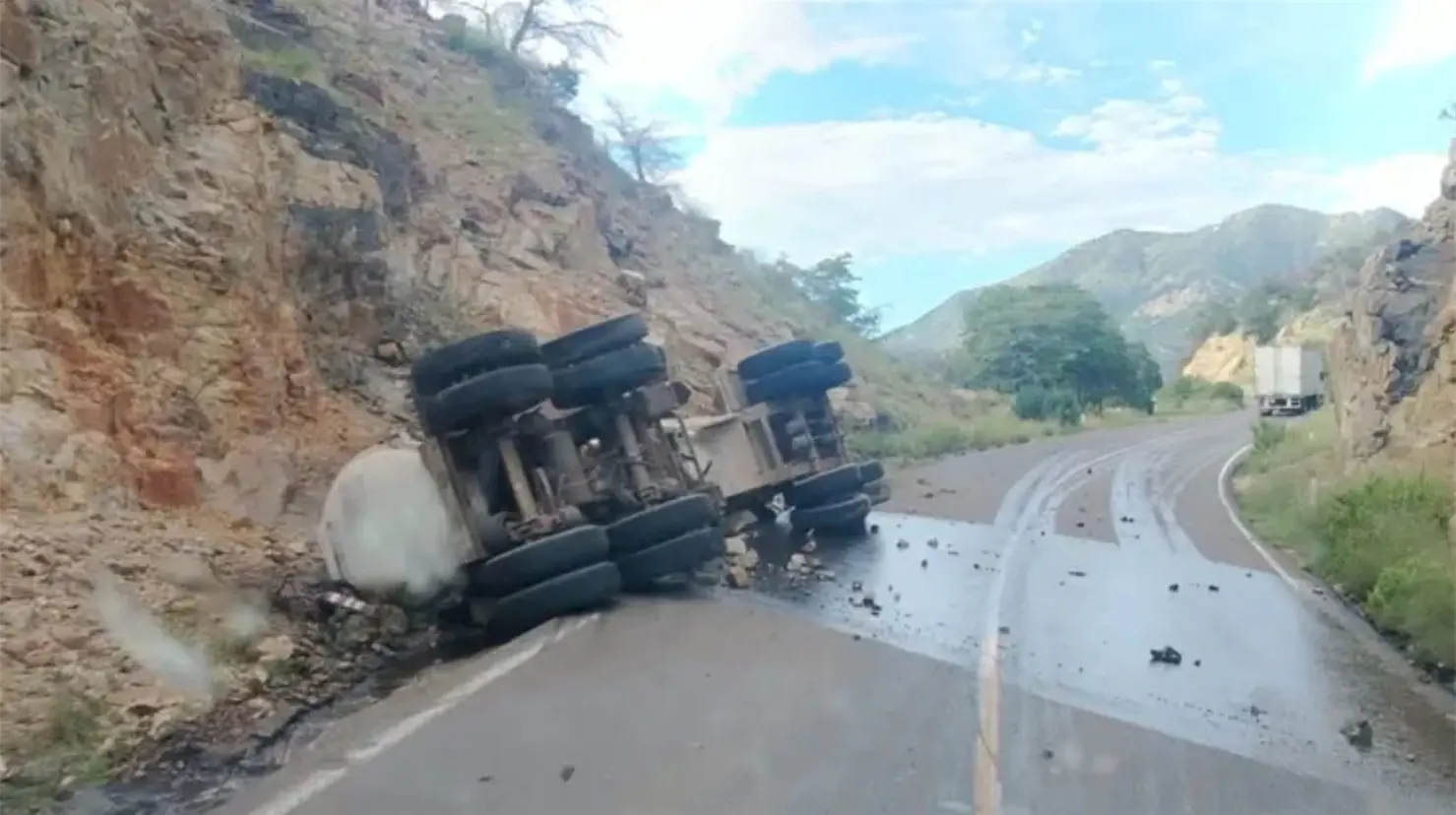 La revisión ocurre después de los recientes accidentes de tráileres en esta vía, entre ellos el que provocó el derrame de ácido sulfúrico. Foto: Redes sociales