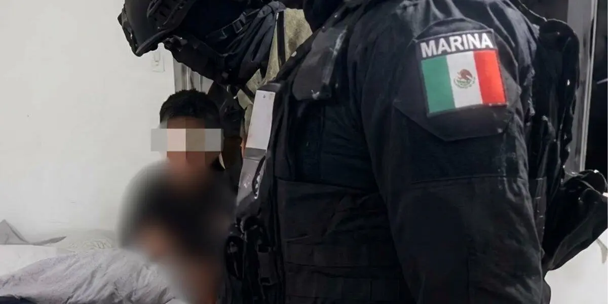 Agentes de seguridad resguardaron la zona donde permaneció oculto el menor de edad durante la intervención policial en el fraccionamiento mexiquense.