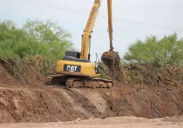 Refuerzan limpieza de drenes y canales en Huatabampo