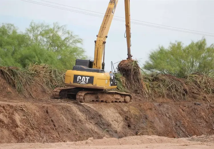 Refuerzan limpieza de drenes y canales en Huatabampo