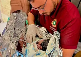 Bebé nace dentro de ambulancia atrapada entre inundaciones provocadas por “Marie” en Los Cabos Bebé nace dentro de ambulancia atrapada entre inundaciones provocadas por “Marie” en Los Cabos