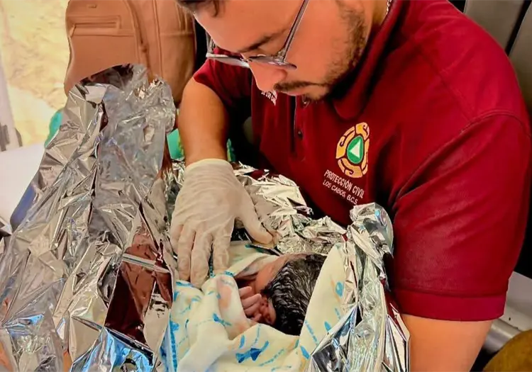 Bebé nace dentro de ambulancia atrapada entre inundaciones provocadas por “Marie” en Los Cabos