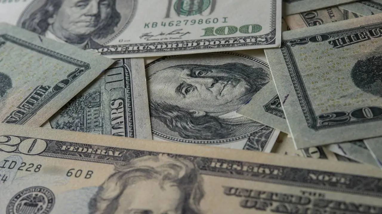 El peso mexicano inició este viernes con una ligera apreciación frente al dólar, cuyo tipo de cambio se ubicó en 16.90 pesos por unidad en promedio. Foto: Magnific