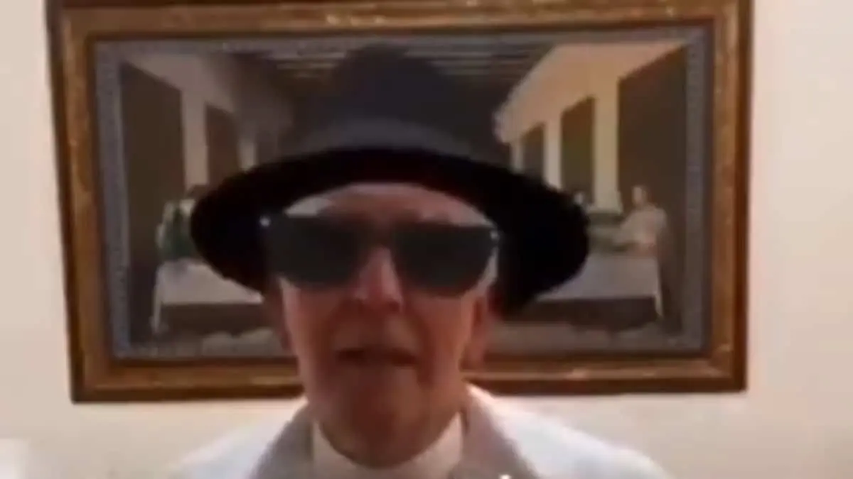 Paolo Longo buscaba llevar la palabra a sus feligreses vía internet durante la pandemia de 2020 (Créditos: @Honestagram)