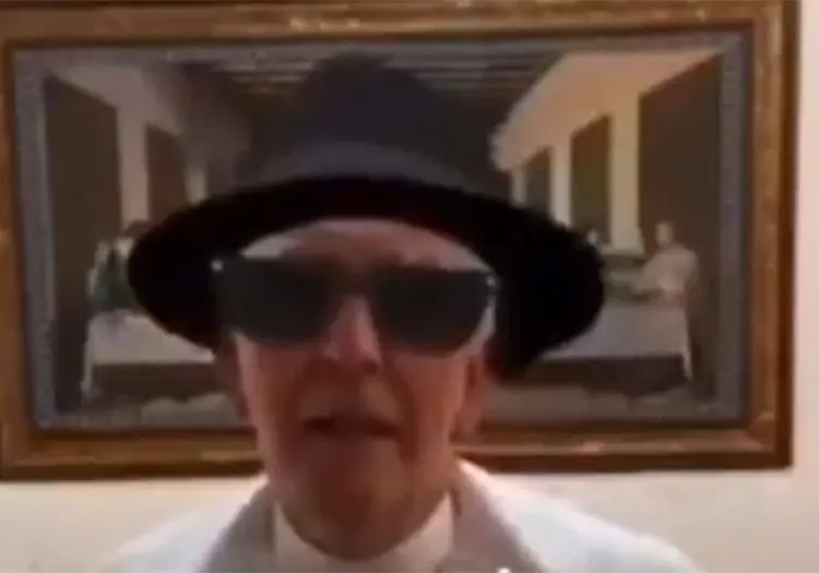 VIDEO | Sacerdote transmite ceremonia religiosa, pero los filtros se roban el show