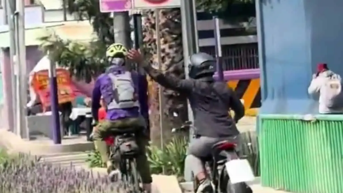 El motociclista circulaba por un espacio exclusivo para bicicletas cuando alcanzó al ciclista. FUENTE: X (antes Twitter)