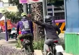 VIDEO | Motociclista invade ciclovía de Tlalpan, golpea a un ciclista en el casco y escapa entre los autos