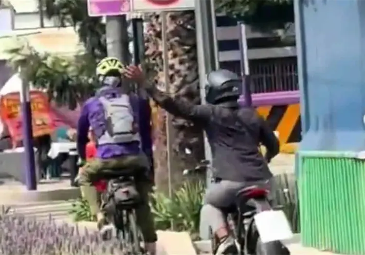 VIDEO | Motociclista invade ciclovía de Tlalpan, golpea a un ciclista en el casco y escapa entre los autos