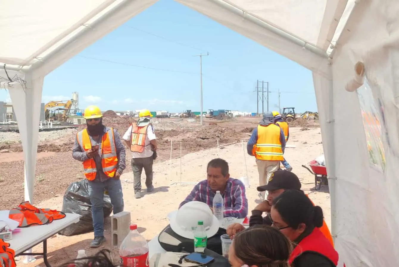 Trabajadores del programa Vivienda para el Bienestar pidieron la intervención del gobernador Alfonso Durazo, ante lo que consideraron como falta de seriedad de la empresa constructora. Foto: Raúl Armenta