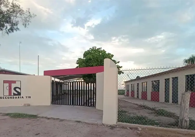 Protestan dos escuelas de Huatabampo por falta de luz