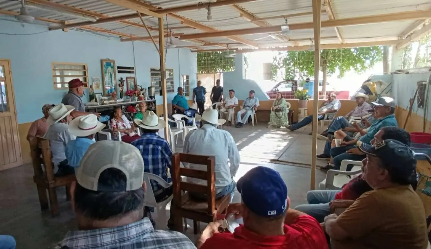 Pescadores dialogan en una reunión, en la que acordaron las próximas medidas a seguir. Foto: Raúl Armenta