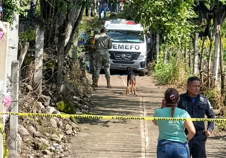 Hallan tres cuerpos junto a la México-Acapulco en Guerrero; una de las víctimas pertenecía a la Guardia Nacional
