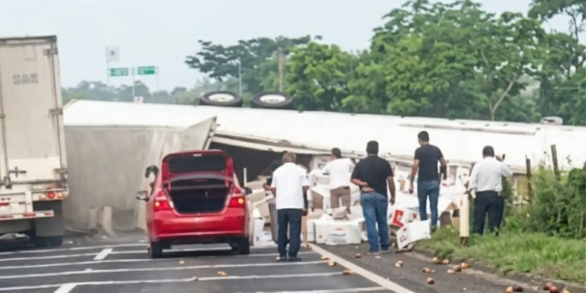 La unidad quedó a un costado de la vía y posteriormente se realizaron maniobras para retirarla del lugar. (Créditos: Expreso)