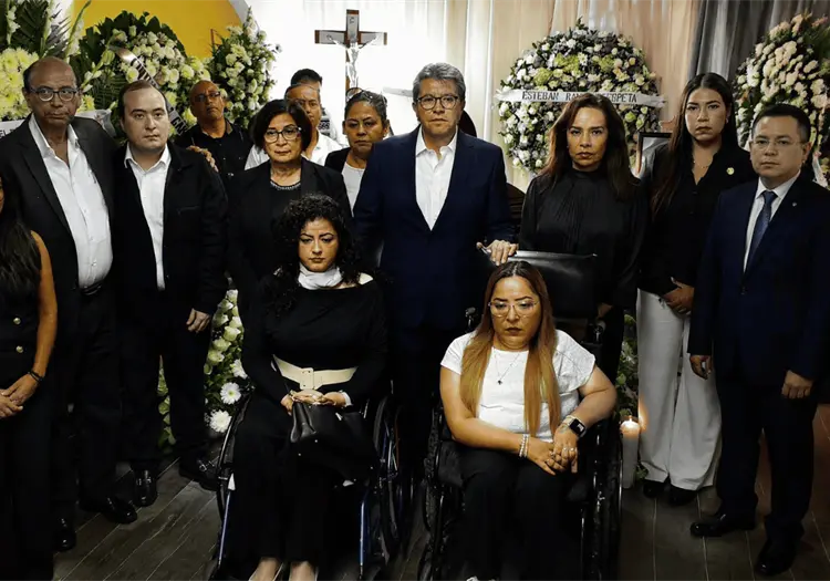 Diputados de Morena posan para foto en funeral de Zenyazen Escobar