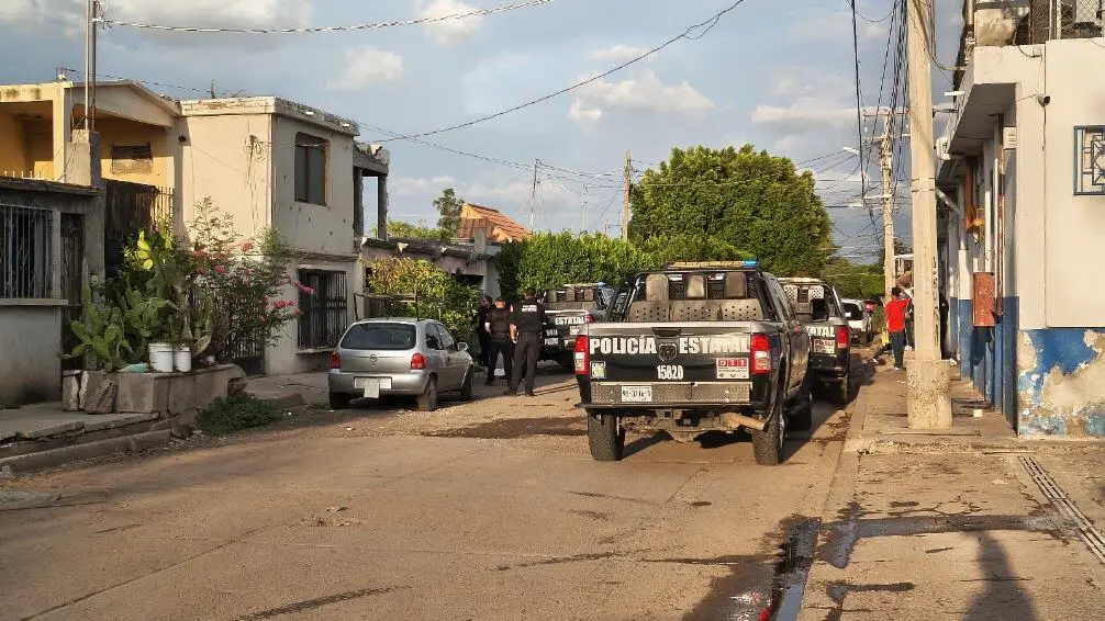 Foto: Román González // Agentes policiacos se sumaron a las acciones de delimitación de la zona del hallazgo.