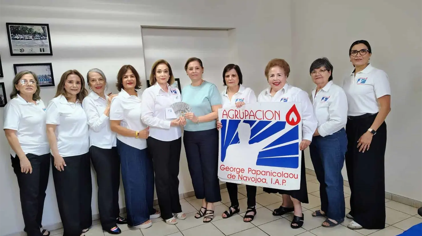 La ganadora del sorteo recibió los mil dólares del premio. FOTO: Cortesía