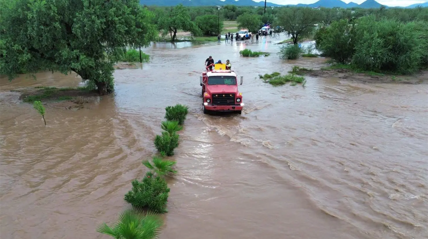 La presión de la corriente como la profundidad del agua dificultaban el paso. Foto: Expreso