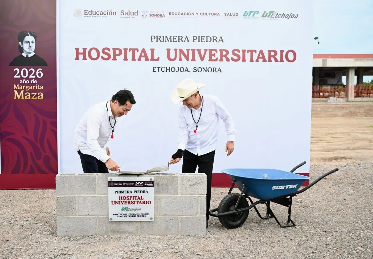 El gobernador Alfonso Durazo junto al secretario de Educación Pública, Mario Delgado, colocaron la primera piedra. FOTO: Cortesía
