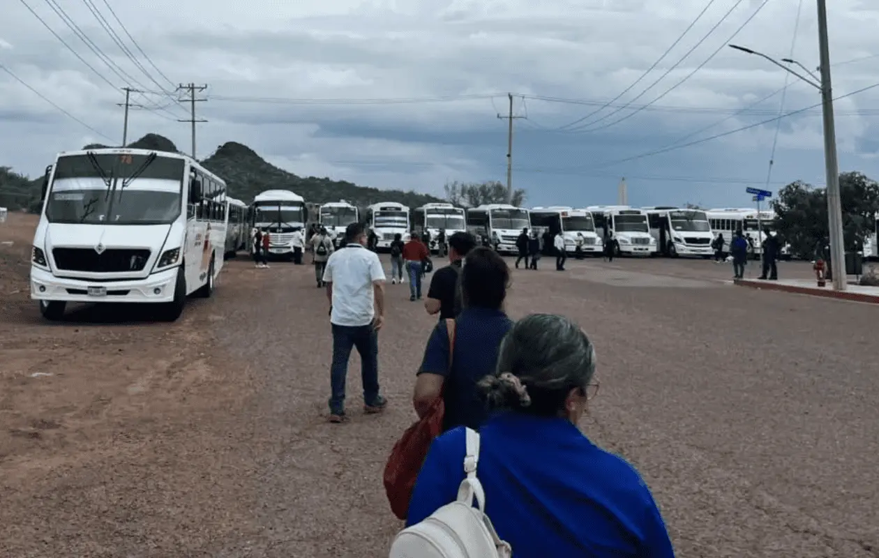 El personal fue informado de la suspensión de actividades. Foto: Cortesía.