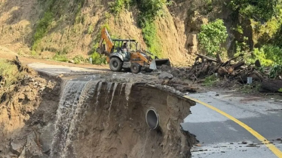 Las lluvias ocasionaron el desbordamiento de un arroyo y el derrumbe de viviendas FUENTES: X
