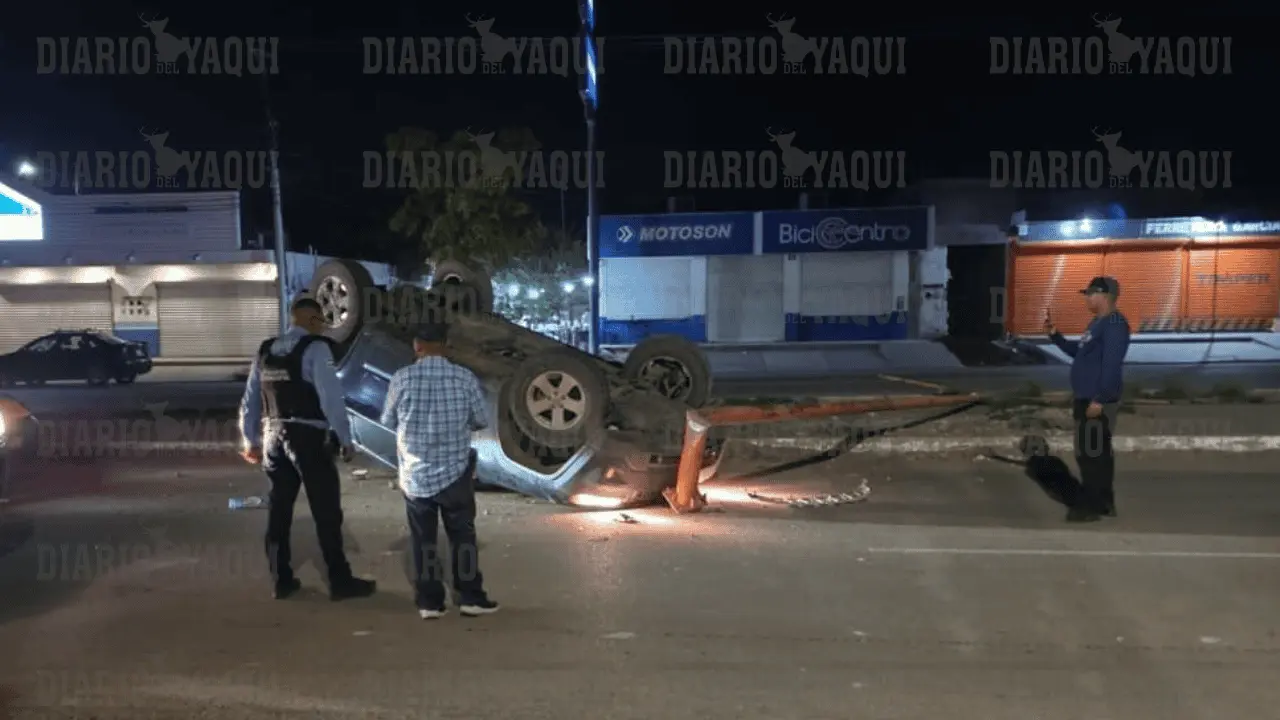 El vehículo chocó con un poste de alumbrado antes de terminar con las llantas hacia arriba. Foto: Cortesía