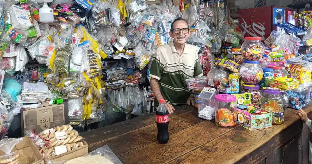 Con una sonrisa y trato amable, David Navarrete recibe a los visitantes en El Pasitos, donde el peculiar aroma del lugar parece transportar a otra época. Fotos: Ofelia Fierros.