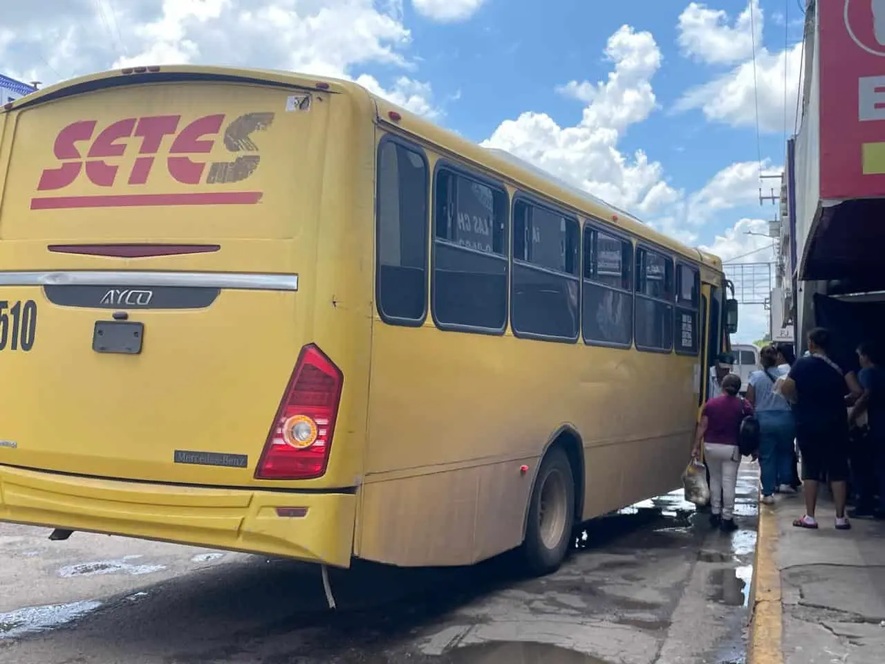 En un día normal se tienen circulando 150 camiones por la ciudad y la reducción se tendrá este martes y posiblemente el miércoles. Fotos: Francisco Minjares