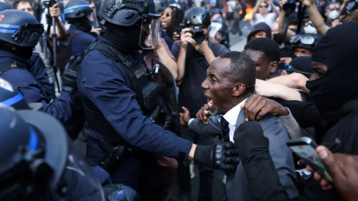 Las imágenes muestran al funcionario francés intentando contener el enfrentamiento entre jóvenes manifestantes y elementos policiales durante las protestas (Créditos: RTL)
