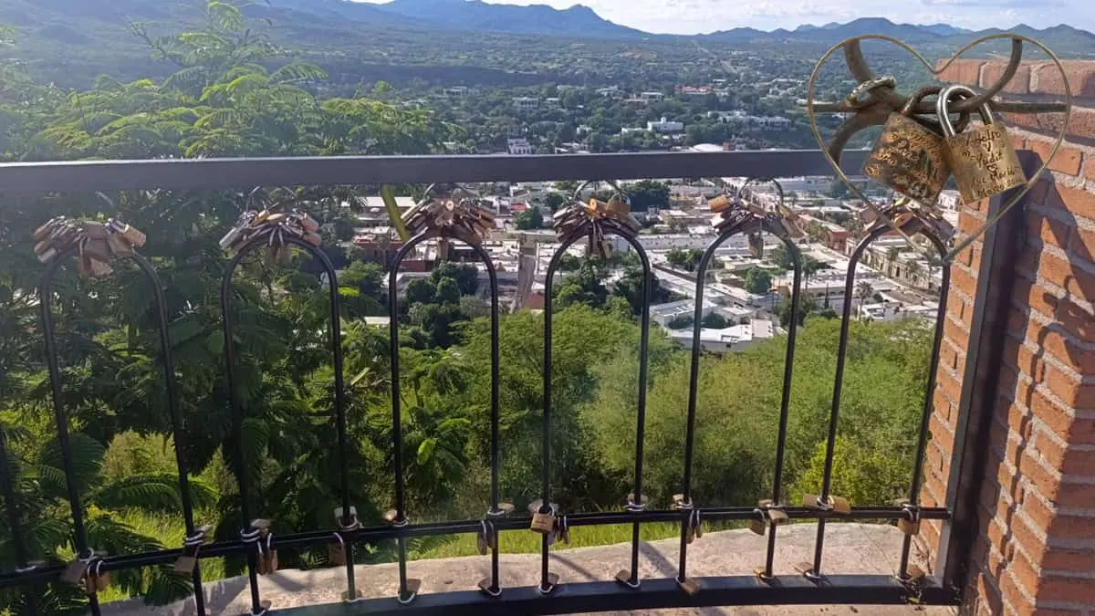 Los barandales del mirador de Álamos lucen cientos de candados colocados por parejas como símbolo de amor y recuerdo de su paso por este Pueblo Mágico. Fotos: Ofelia Fierros.