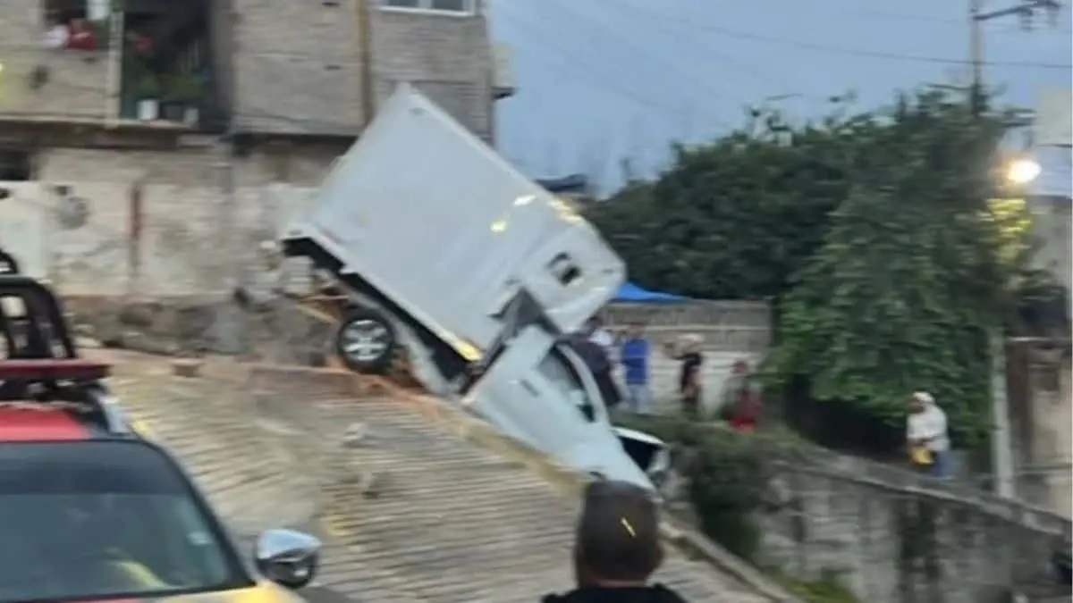 El vehículo terminó cerca de una casa en una zona inclinada FUENTES: X