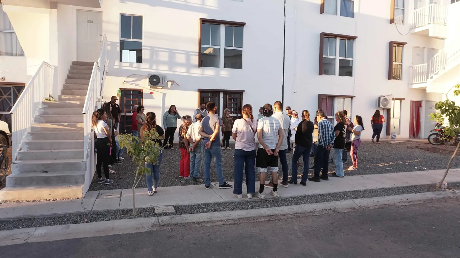 Las familias y Conavi sostuvieron una reunión pacífica en el desarrollo de vivienda FOTO: RONNY CAMACHO
