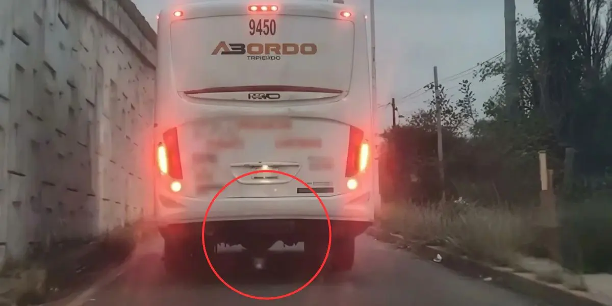 El adolescente portaba uniforme escolar cuando fue localizado en el compartimento destinado a guardar la llanta de refacción. (Créditos: Infobae)