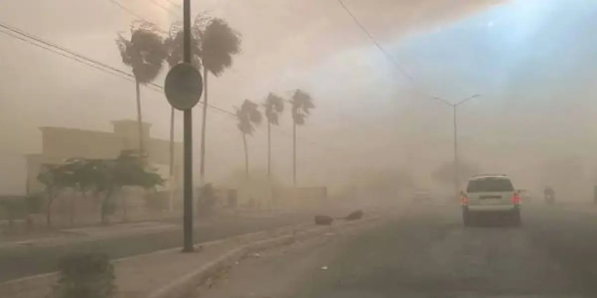Las condiciones meteorológicas podrían afectar viviendas, anuncios publicitarios y vehículos, especialmente en regiones abiertas durante las próximas horas. (Créditos: El Sol de México)