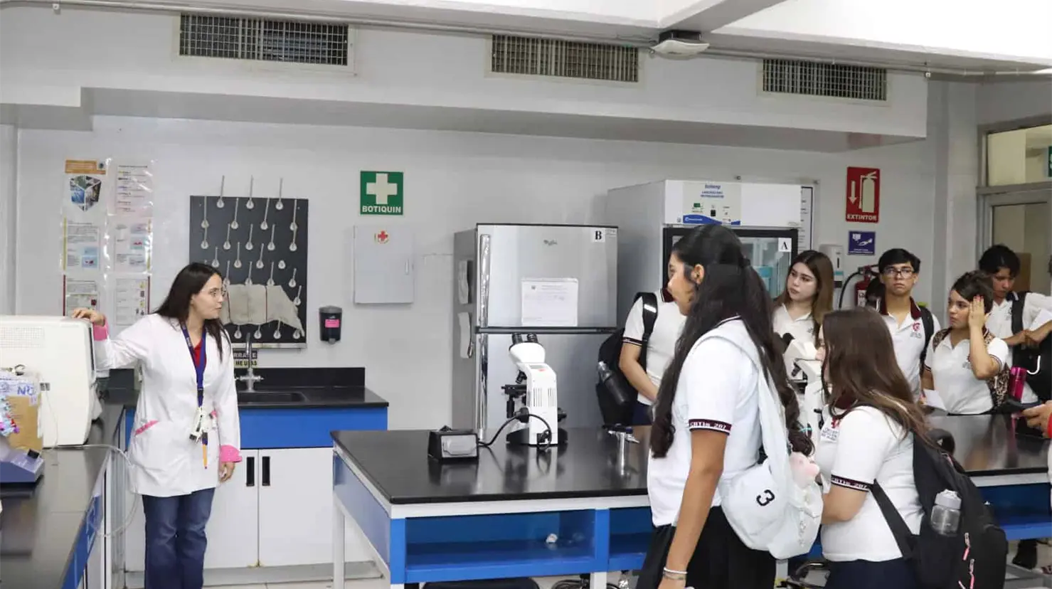 Alumnos de escuelas preparatorias de Navojoa, durante la visita a la Universidad de Sonora. Foto: Raúl Armenta
