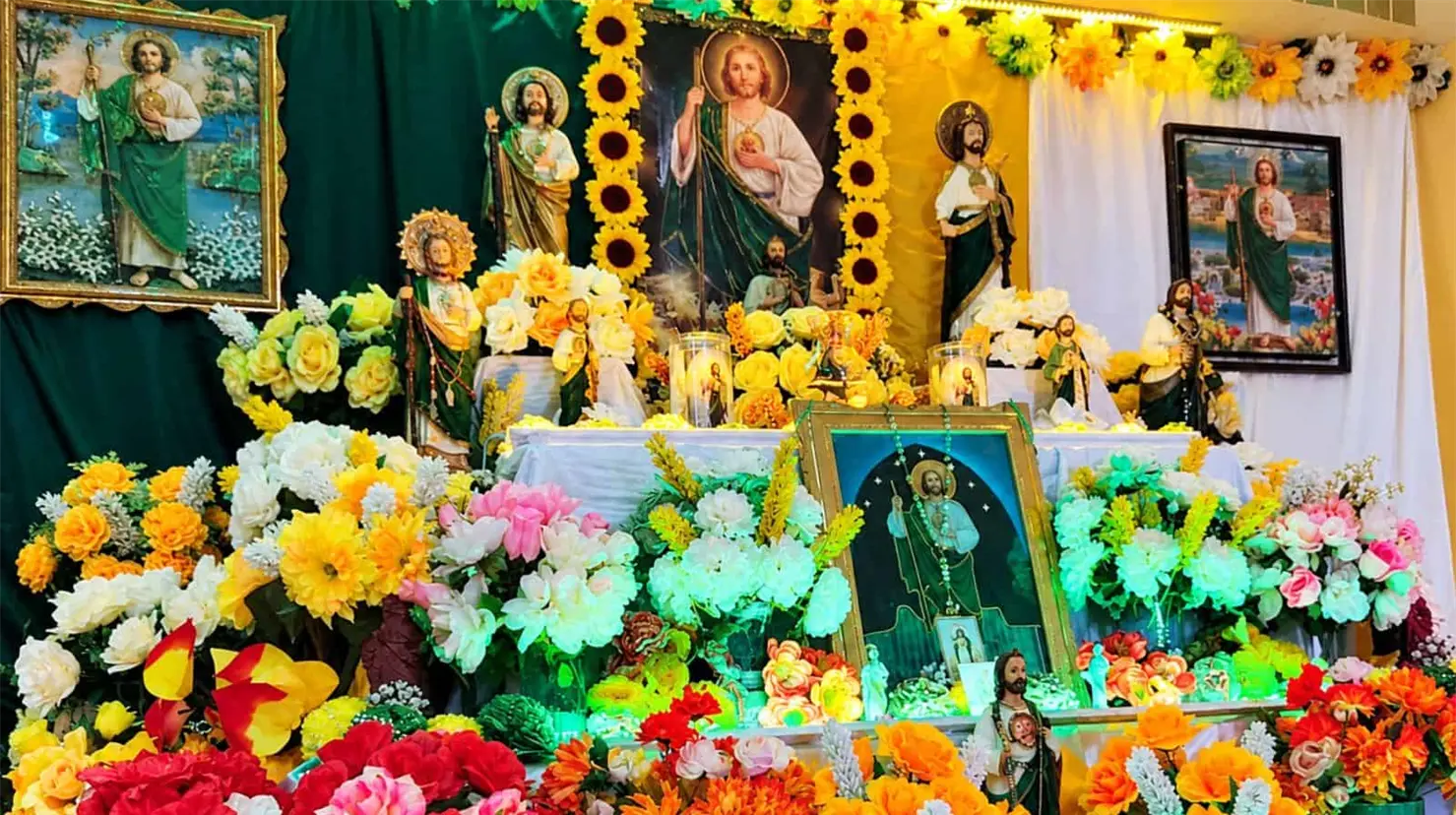 Además de las peregrinaciones y las visitas a los templos, muchas familias acostumbran instalar un altar en sus hogares. Foto: Ilustrativa