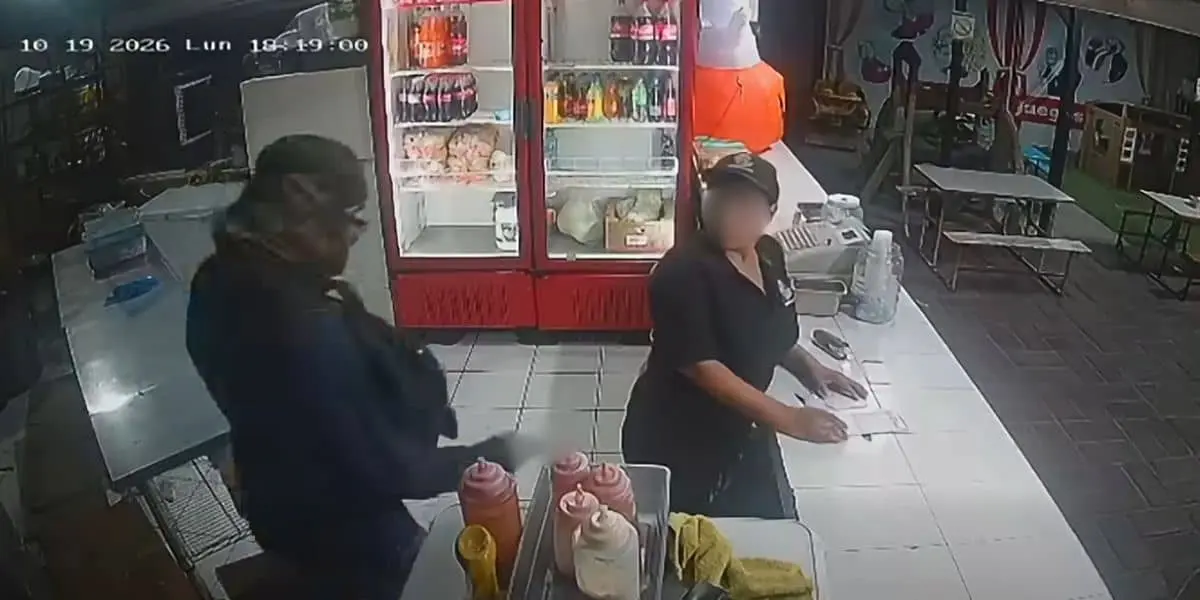 Imágenes captan los instantes del atraco perpetrado por un individuo armado que escapó tras intimidar al personal del restaurante. (créditos: redes sociales)