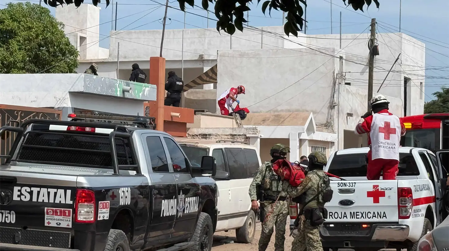 Paramédicos, Marinos y policías bajaron al lesionado mediante cuidadosas maniobrasFoto: Andrés Alaniz