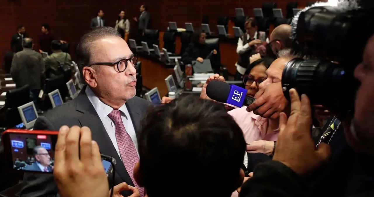 El senador Manlio Fabio Beltrones pidió a Guadalupe Taddei considerar su salida del INE ante los cuestionamientos sobre el manejo de los recursos públicos y la designación de funcionarios. Foto: Redes Sociales