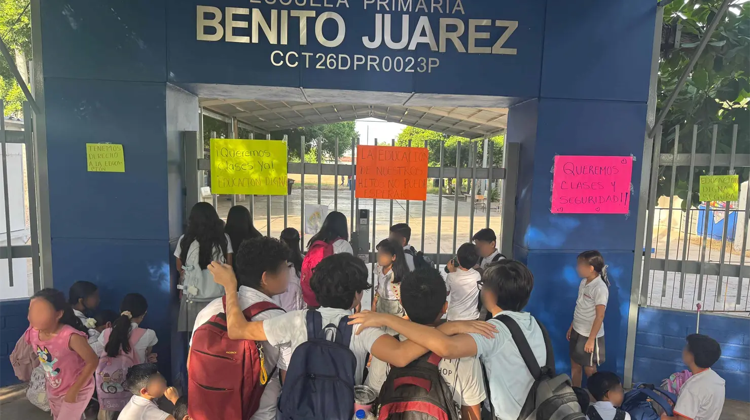 Los estudiantes pidieron junto a padres de familia una pronta reapertura de la escuela. FOTO: Édgar Coronado