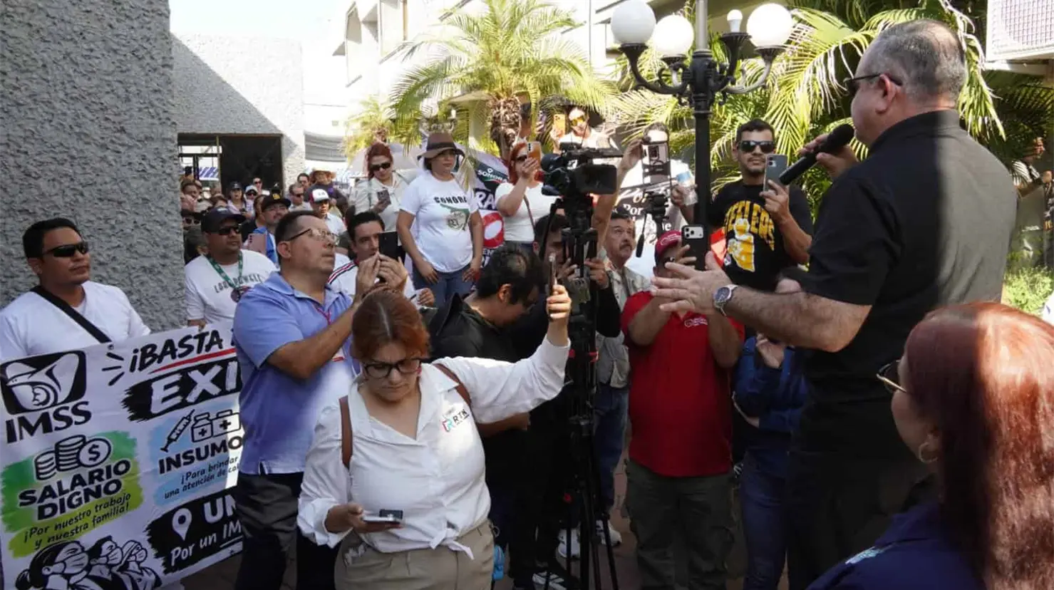 Encuentro de trabajadores del IMSS con el dirigente de la sección XIII Sonora del SNTSS. Foto: Diariodel Yaqui