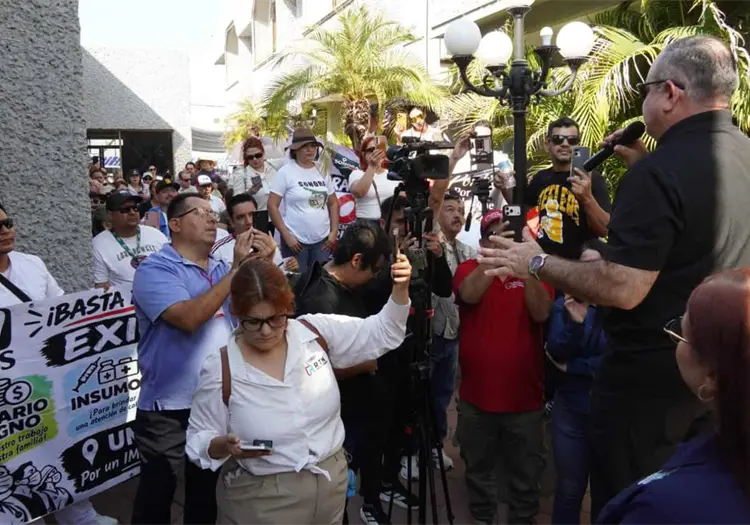 Rechazan trabajadores del IMSS el 8% de incremento